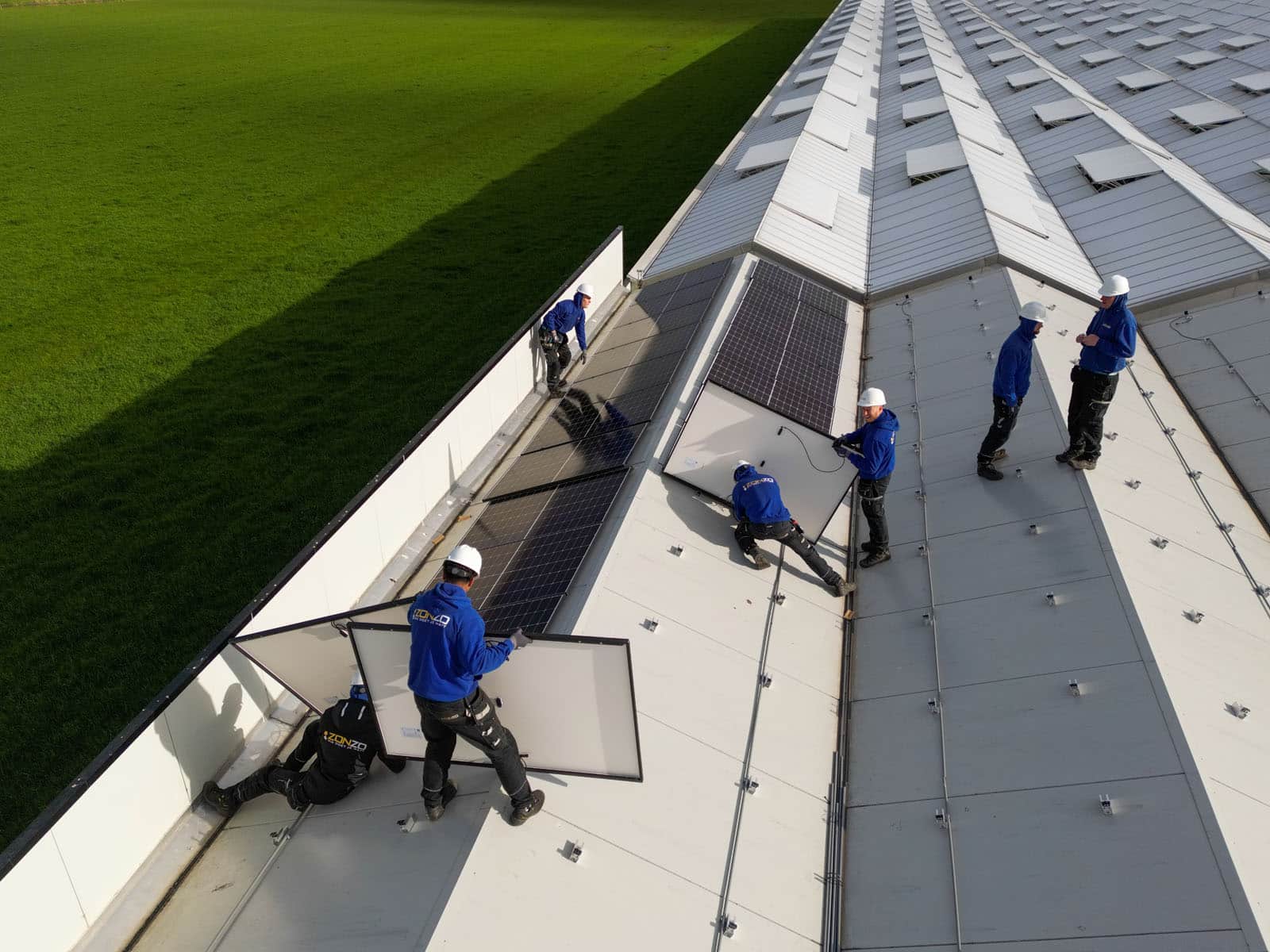 Zonnepanelen worden geïnstalleerd op de zaak