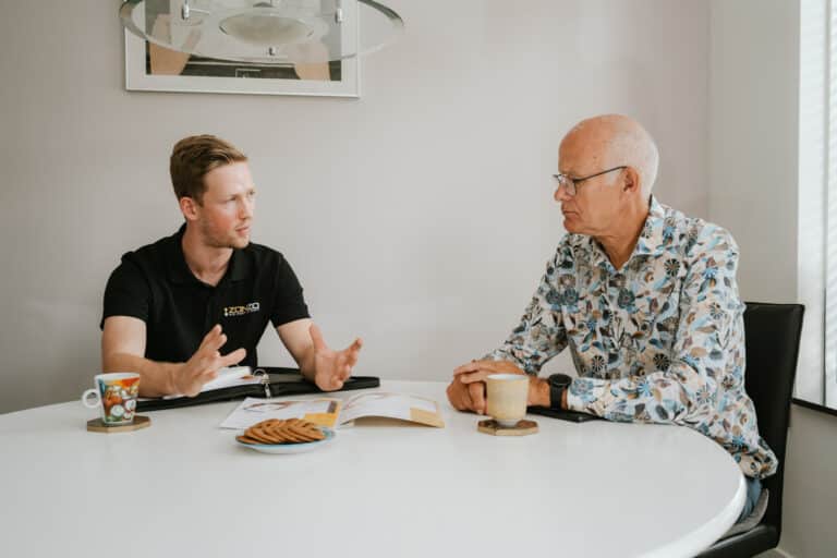 Zonzo locatiebezoek bij de klant thuis aan de keukentafel. Vrijblijvend informatiegesprek.