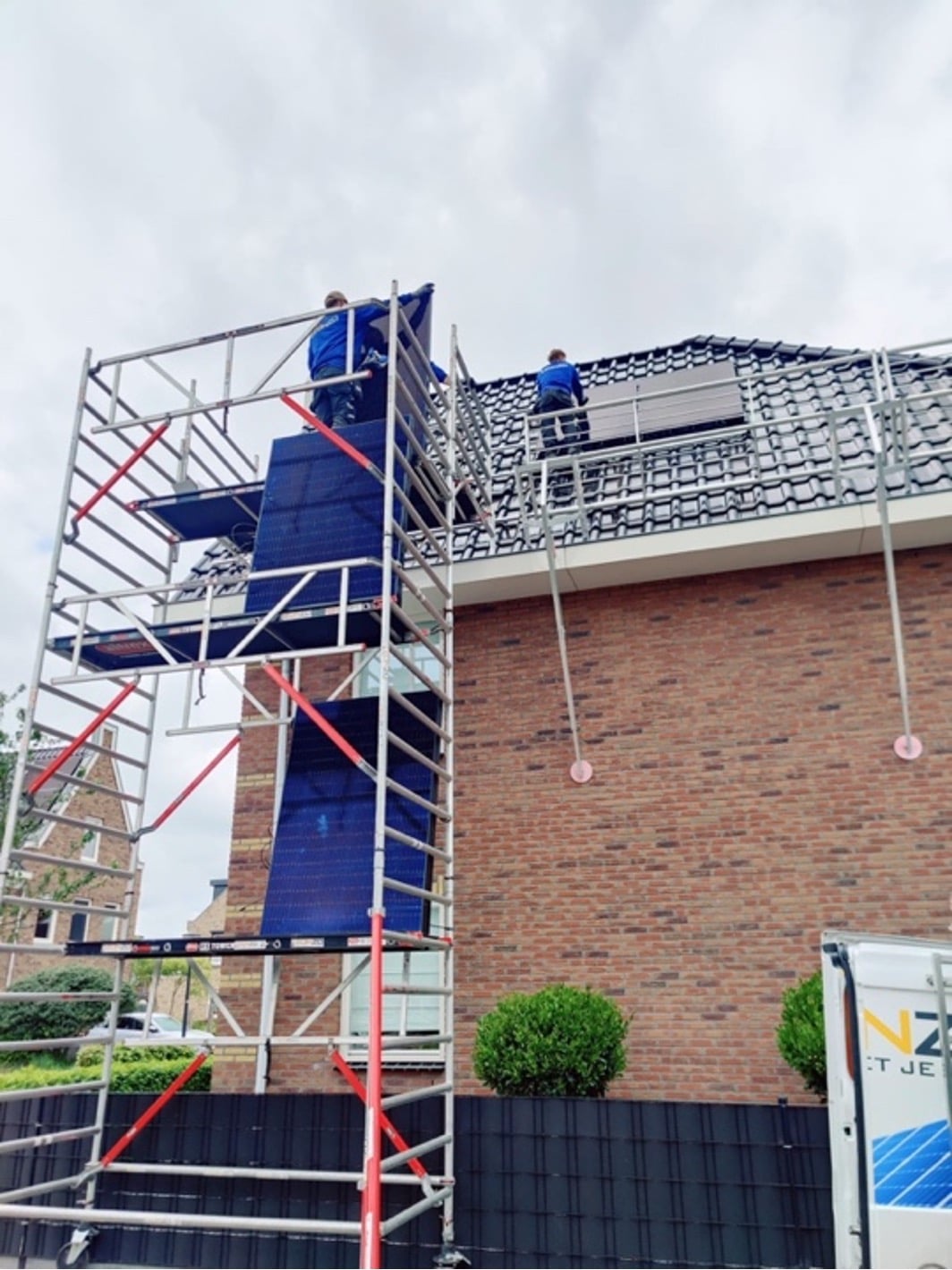 Zonzo installateurs realiseren een installatie vanaf de steiger om zo veilig te werk te kunnen gaan