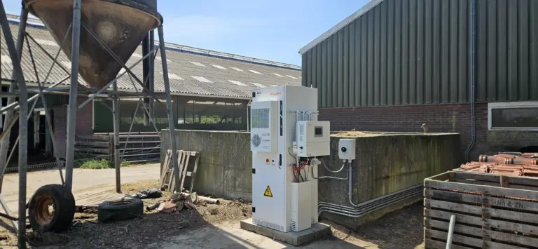 DC-gekoppelde batterijinstallatie met een Sunwoda 60 kWh batterij en hybride Solis-omvormer voor een melkveehouder in Hoogwoud.