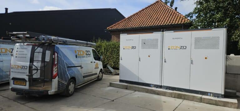 Geïnstalleerde energieopslaginstallatie met een Zonzo bedrijfsbus aan de zijkant. In totaal is er 1.020 kWh batterij geïnstalleerd.