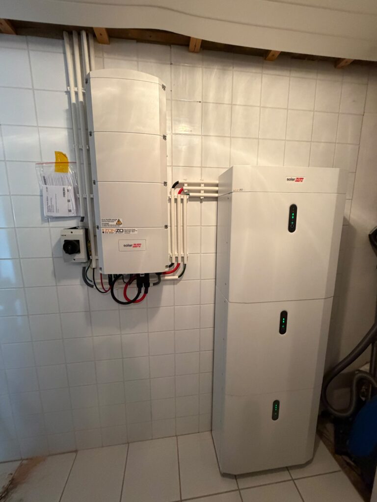 Hybride Solaredge omvormer met 3 batterijmodules van ieder elk 4,85 kWh
