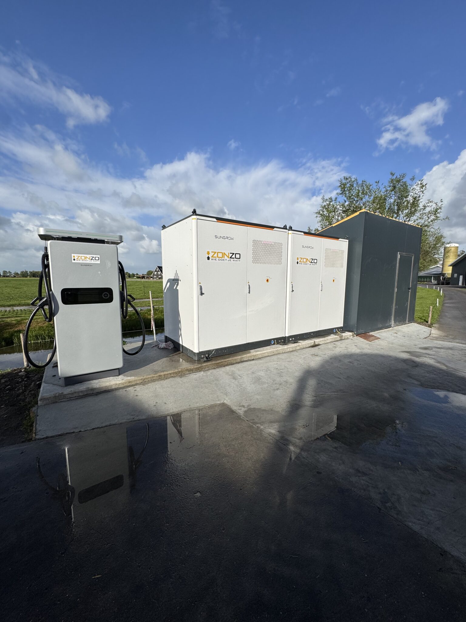 180 Kw DC-lader en het energieopslagsysteem bij een melkveehouder in Spierdijk