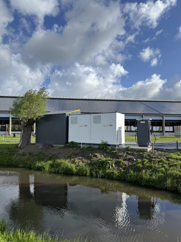 Zonnepanelen, energieopslag en een DC-lader bij een melkveehouder in Spierdijk