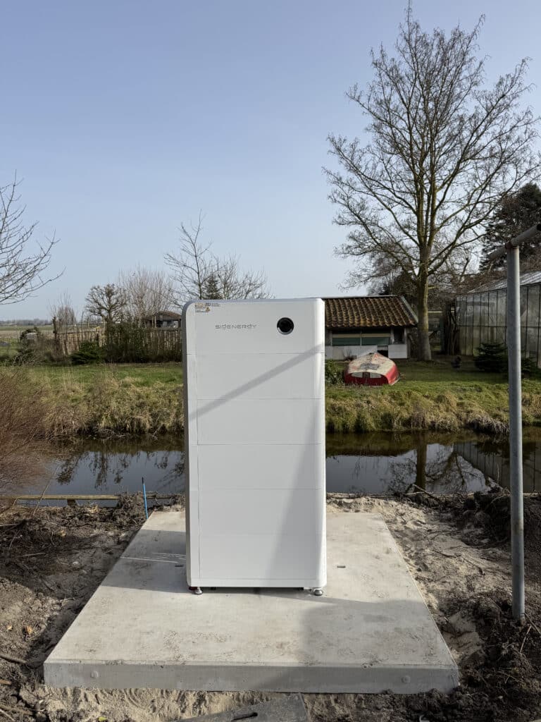 Zakelijke energieopslag installatie van Zonzo op stelconplaten volgens PGS37-1