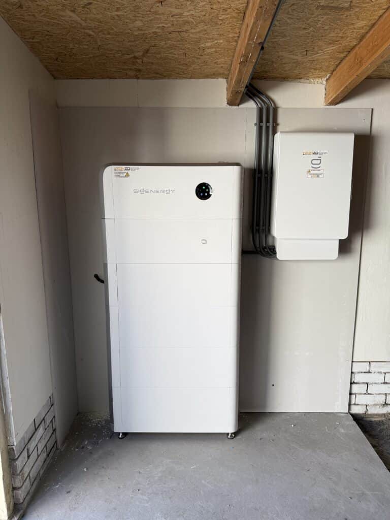 Sigenergy thuisbatterij van 36 kWh geïnstalleerd in Andijk. Ook de hybride omvormer is zichtbaar.