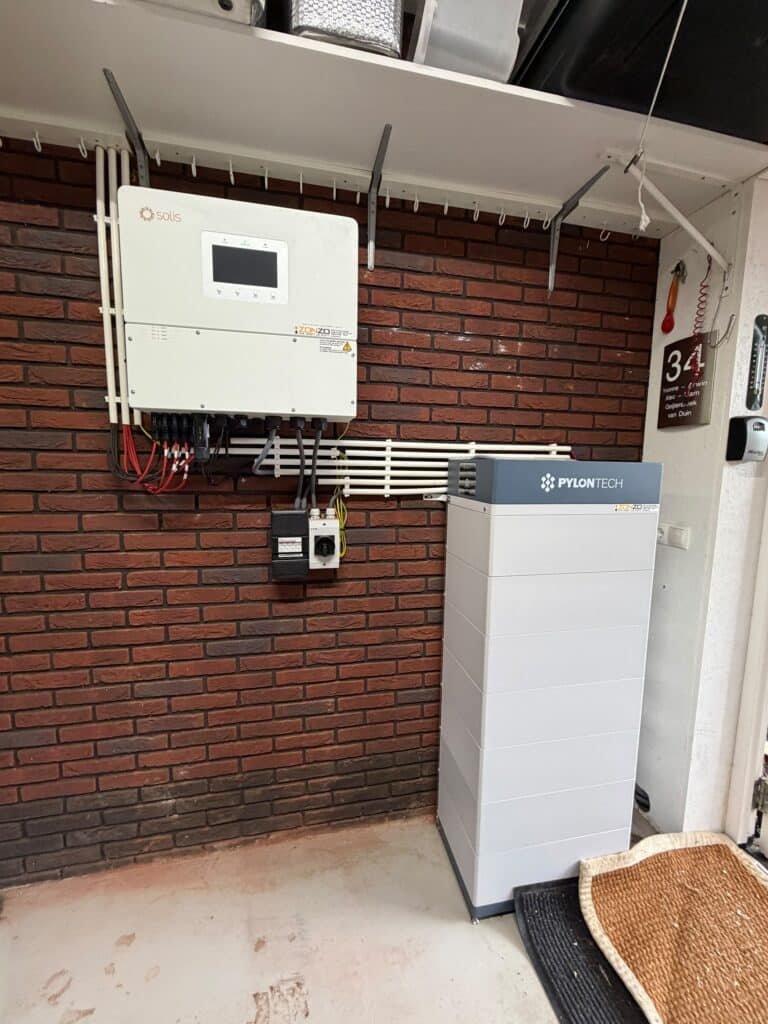 Thuisbatterij installatie in woning met hybride omvormer.