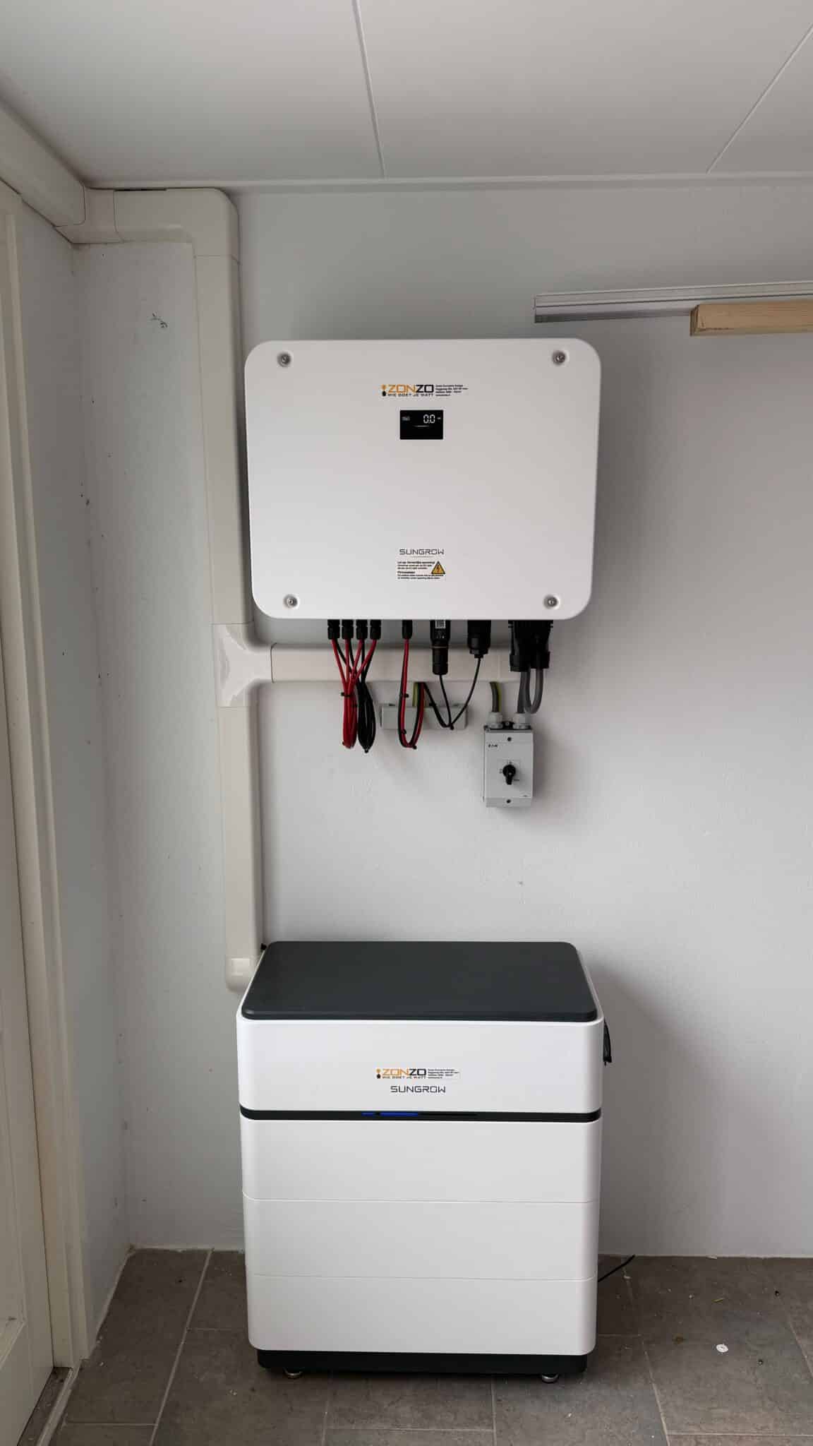 Geïnstalleerde thuisbatterij in Bovenkarspel. Boven de thuisbatterij is de hybride omvormer te zien.