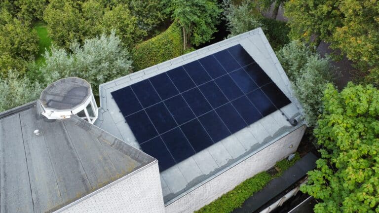 Zonnepanelen dronefoto vanuit de lucht