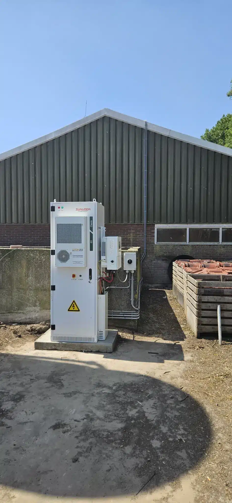 Frontaanzicht van een Sunwoda 60 kWh batterij met hybride Solis-omvormer, geplaatst door Zonzo in Hoogwoud.
